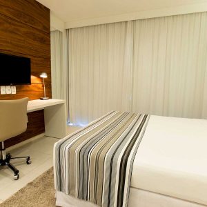quarto com cama de casal do hotel fusion hplus em brasilia