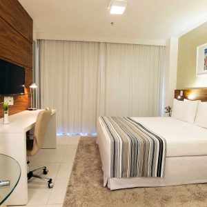 quarto com cama de casal do hotel fusion hplus em brasilia