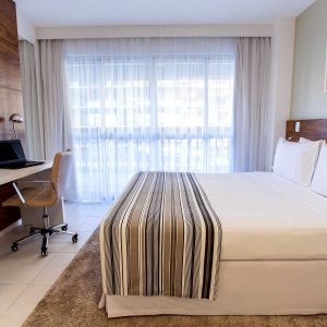 quarto com cama de casal do hotel fusion hplus em brasilia