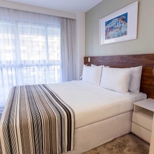 quarto com cama de casal do hotel fusion hplus em brasilia
