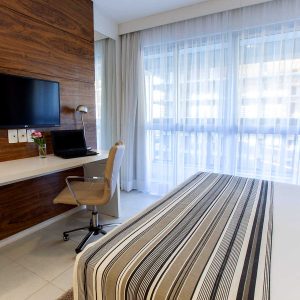 quarto com cama de casal do hotel fusion hplus em brasilia