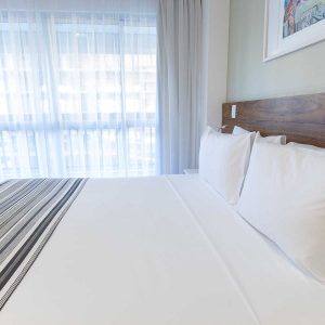 quarto com cama de casal do hotel fusion hplus em brasilia