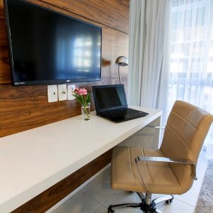 quarto com cama de casal do hotel fusion hplus em brasilia