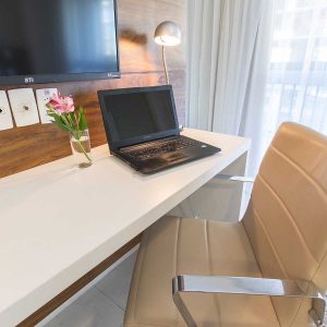 quarto com cama de casal do hotel fusion hplus em brasilia