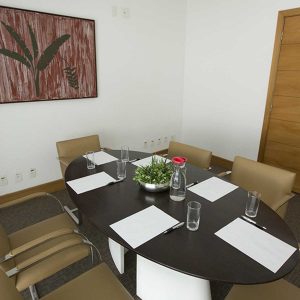 sala de reuniões do apart hotel flat em brasilia biarritz hplus long stay