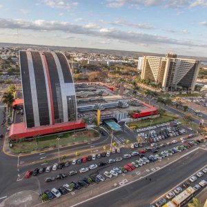 suite duplex do hotel em Brasília Hplus Athos Bulcão